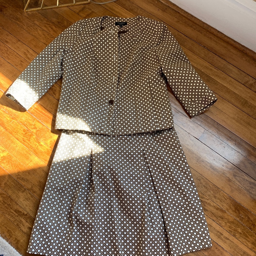Talbots 3/4 length sleeve suit. Pleated shirt‎ skirt.